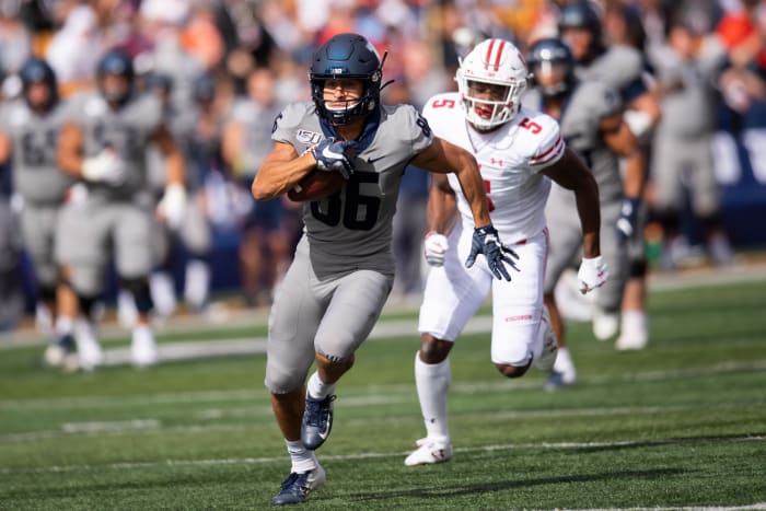 Illinois wide receiver Donny Navarro (86) runs in for a touchdown during the first half against Wisconsin at Memorial Stadium.
